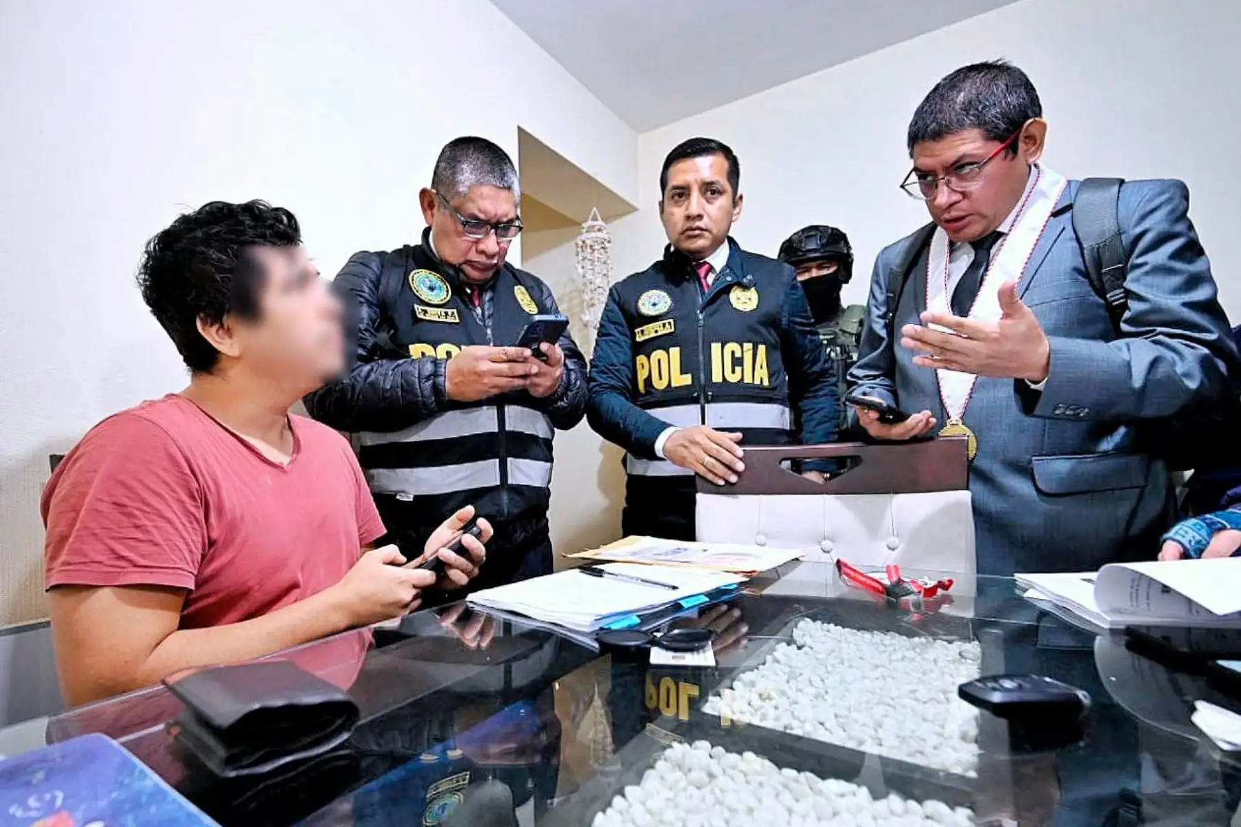 Fiscalía Supraprovincial Corporativa Especializada en Delitos de Corrupción de Funcionarios (Noveno Despacho) dirigió la diligencia de allanamiento de 16 inmuebles y consiguió la detención preliminar judicial de seis personas investigadas por el delito de organización criminal, colusión, tráfico de influencias, cohecho activo y pasivo propio; vinculados al caso Qali Warma. Foto: ANDINA/ Ministerio Público