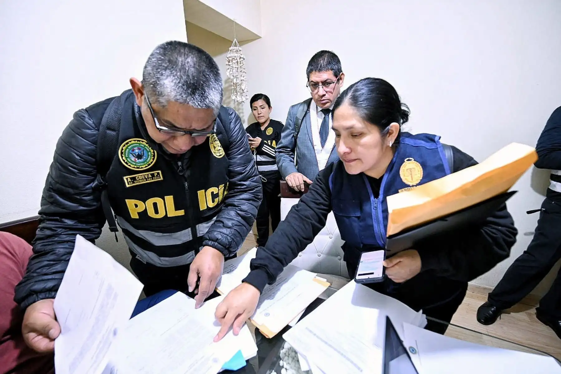 Fiscalía Supraprovincial Corporativa Especializada en Delitos de Corrupción de Funcionarios (Noveno Despacho) dirigió la diligencia de allanamiento de 16 inmuebles y consiguió la detención preliminar judicial de seis personas investigadas por el delito de organización criminal, colusión, tráfico de influencias, cohecho activo y pasivo propio; vinculados al caso Qali Warma. Foto: ANDINA/ Ministerio Público