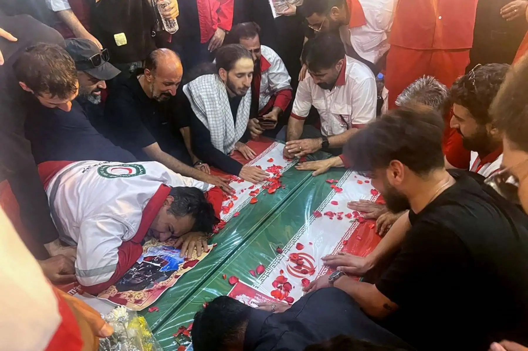 Dolientes durante el funeral de dos miembros de la Media Luna Roja Iraní que murieron días antes durante un ataque israelí en Teherán. Foto: AFP