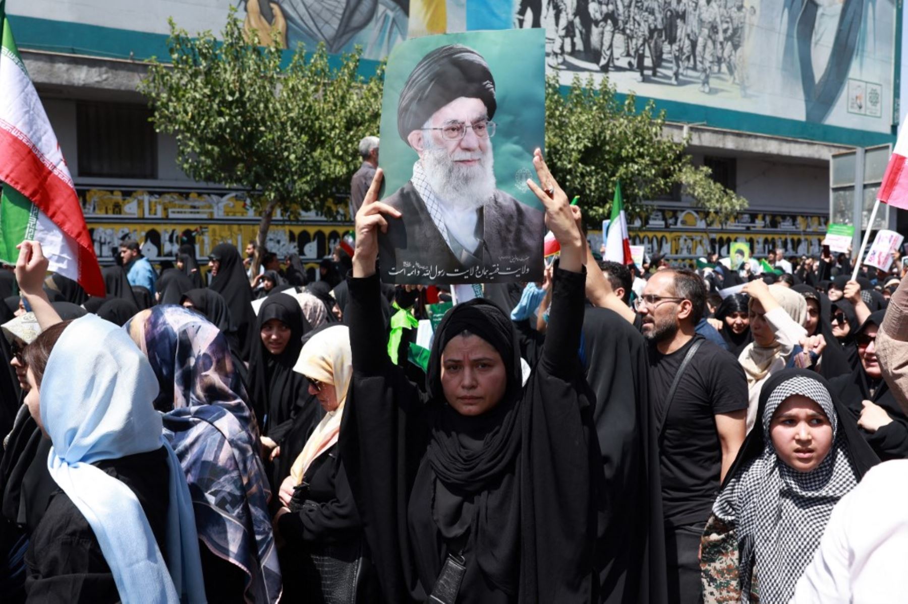 Un iraní porta un retrato del líder supremo de Irán, el ayatolá Alí Jamenei, durante una manifestación antiisraelí en Teherán. Foto: AFP