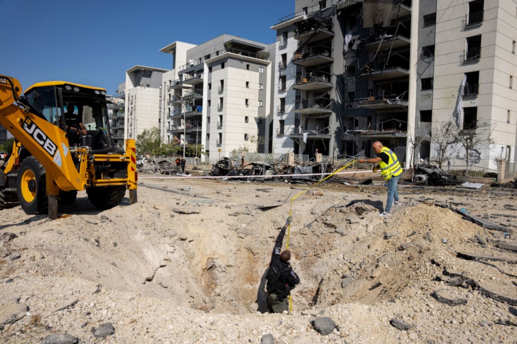 Miembros de las fuerzas de seguridad israelíes inspeccionan los daños por un ataque con misiles iraníes en una zona residencial de Beersheba, al sur de Israel. Foto: AFP
