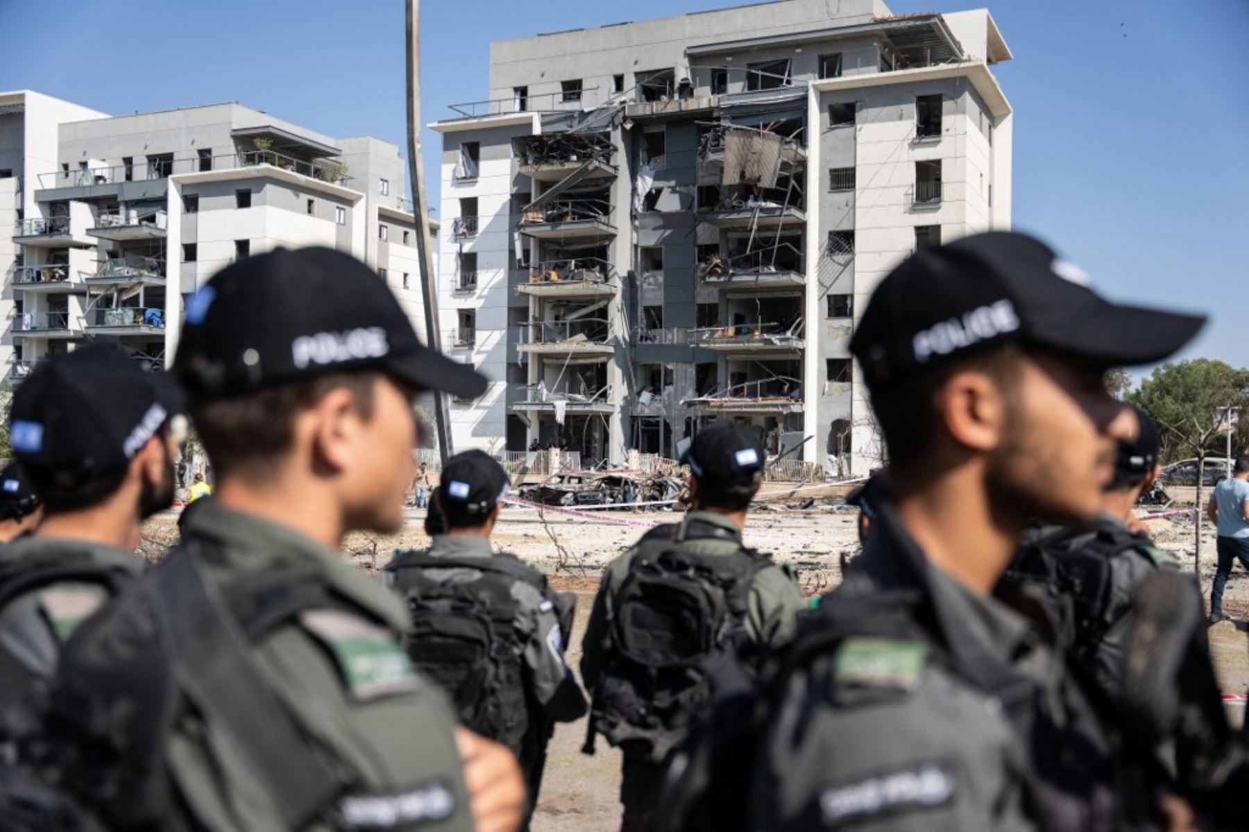 Miembros de las fuerzas de seguridad israelíes inspeccionan los daños por un ataque con misiles iraníes en una zona residencial de Beersheba, al sur de Israel. Foto: AFP