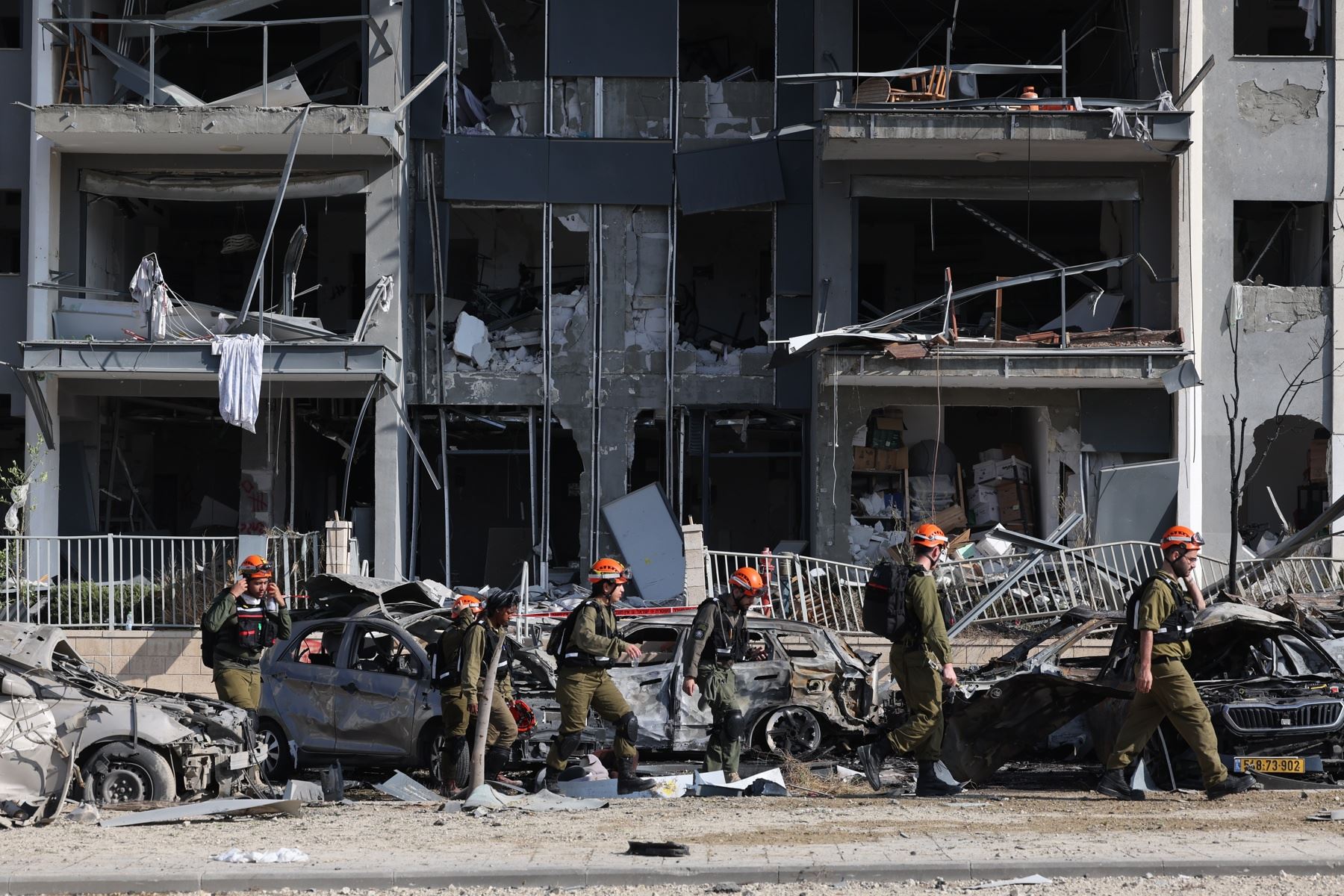 Miembros de las fuerzas de seguridad israelíes inspeccionan los daños por un ataque con misiles iraníes en una zona residencial de Beersheba, al sur de Israel. Foto: AFP
