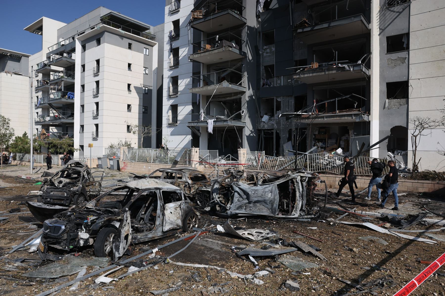 Miembros de las fuerzas de seguridad israelíes inspeccionan los daños por un ataque con misiles iraníes en una zona residencial de Beersheba, al sur de Israel. Foto: AFP