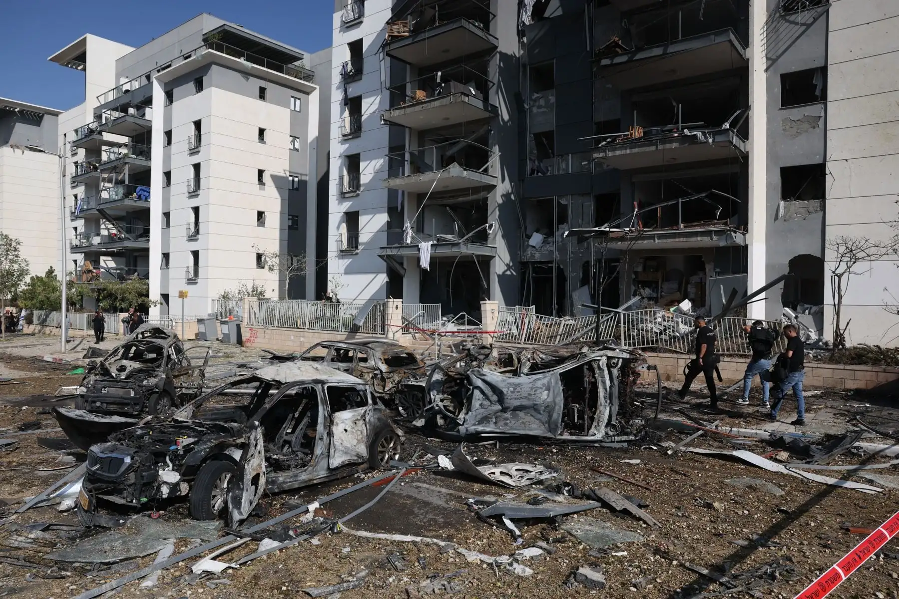 Miembros de las fuerzas de seguridad israelíes inspeccionan los daños por un ataque con misiles iraníes en una zona residencial de Beersheba, al sur de Israel. Foto: AFP