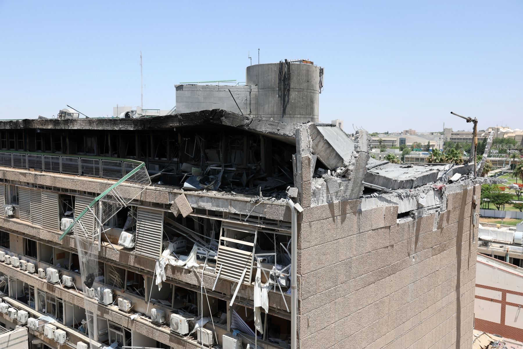 Un edificio del complejo hospitalario Soroka resultó dañado tras el impacto de un misil iraní en Beer Sheva, sur de Israel. Foto: AFP