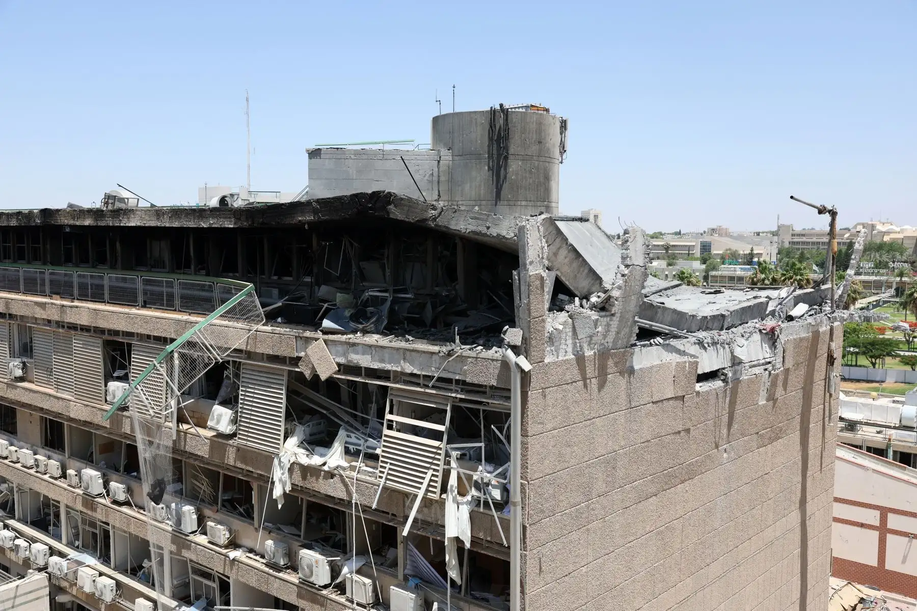 Un edificio del complejo hospitalario Soroka resultó dañado tras el impacto de un misil iraní en Beer Sheva, sur de Israel. Foto: AFP