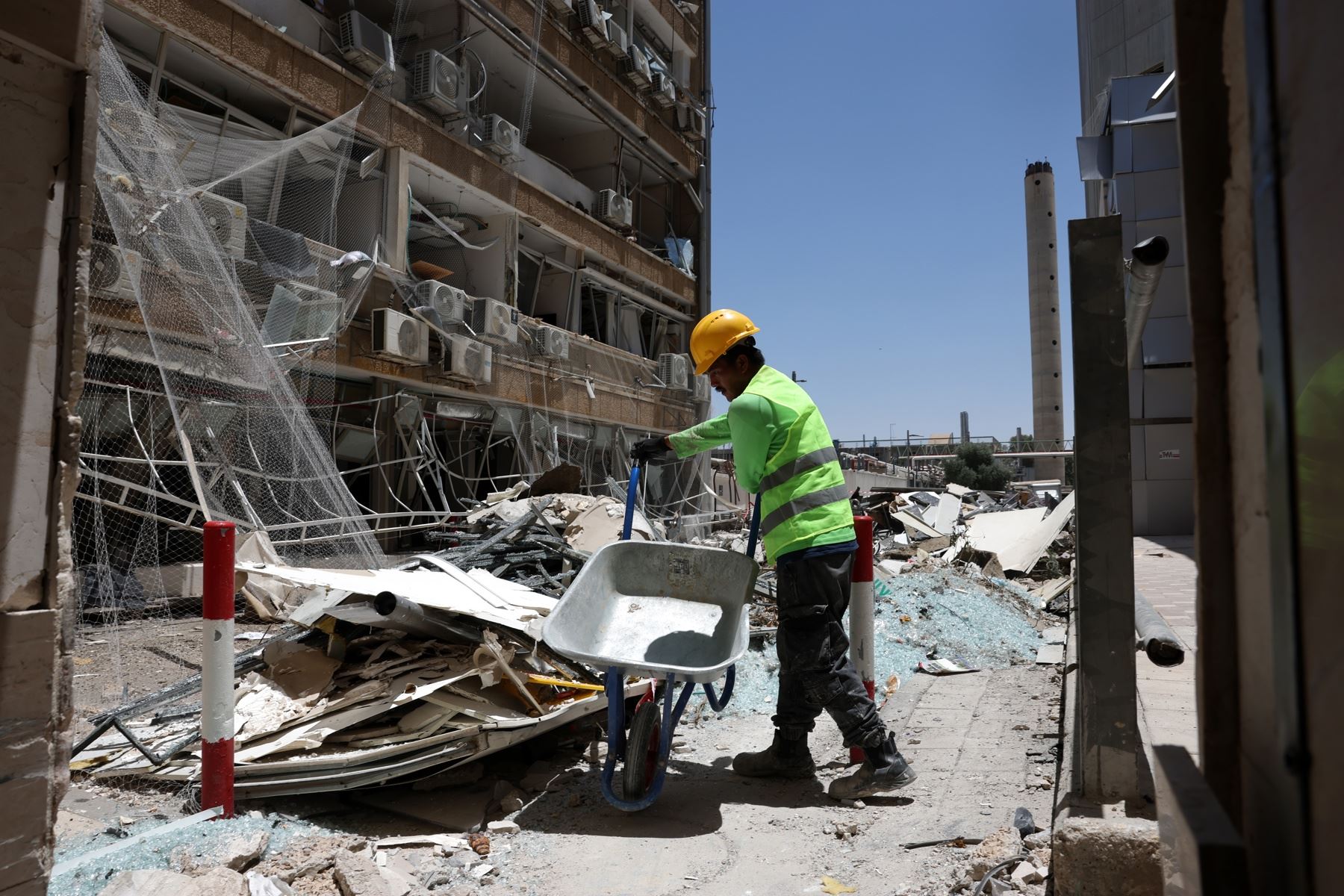 Un edificio del complejo hospitalario Soroka resultó dañado tras el impacto de un misil iraní en Beer Sheva, sur de Israel. Foto: AFP