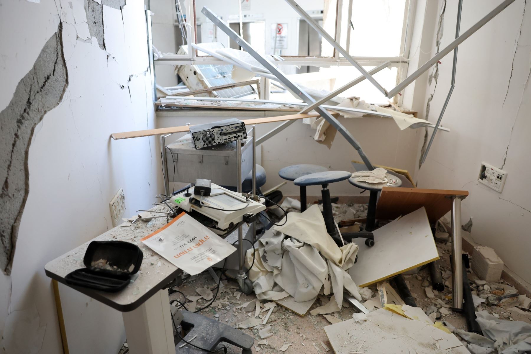 Un edificio del complejo hospitalario Soroka resultó dañado tras el impacto de un misil iraní en Beer Sheva, sur de Israel. Foto: AFP