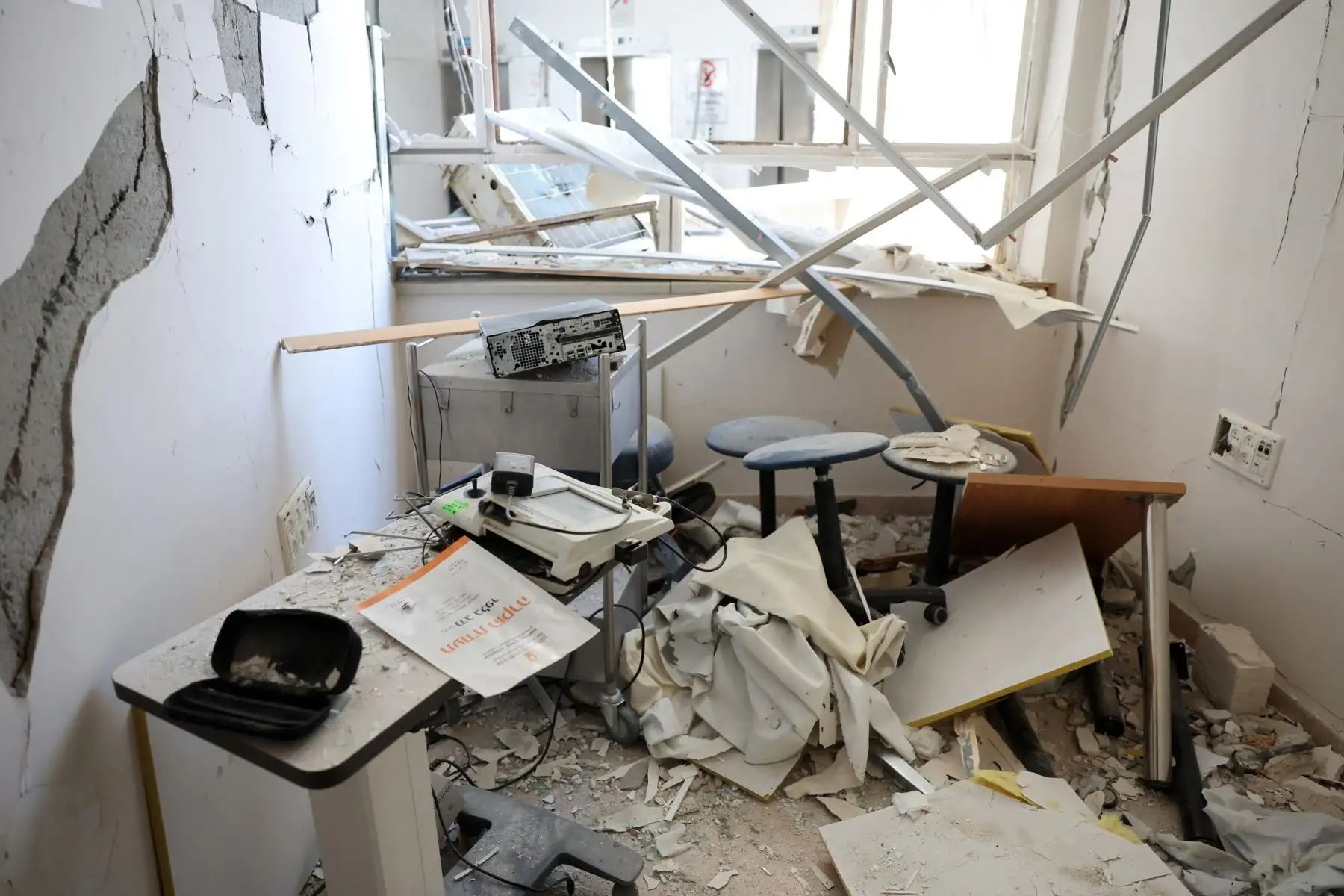 Un edificio del complejo hospitalario Soroka resultó dañado tras el impacto de un misil iraní en Beer Sheva, sur de Israel. Foto: AFP