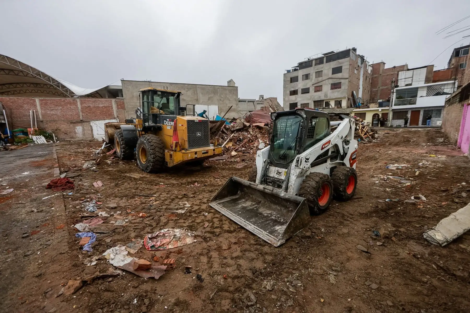 La Municipalidad de Surco recuperó un espacio público de aproximadamente 920 m² que había sido ocupado ilegalmente por 12 infractores. Pese a las notificaciones y plazos otorgados para la demolición voluntaria, los ocupantes hicieron caso omiso a las disposiciones. Ante ello, se procedió al desalojo y demolición de las construcciones precarias. La comuna informó  que se iniciará la construcción de un parque para beneficio de los vecinos de la zona. Foto: ANDINA/Luis Iparraguirre