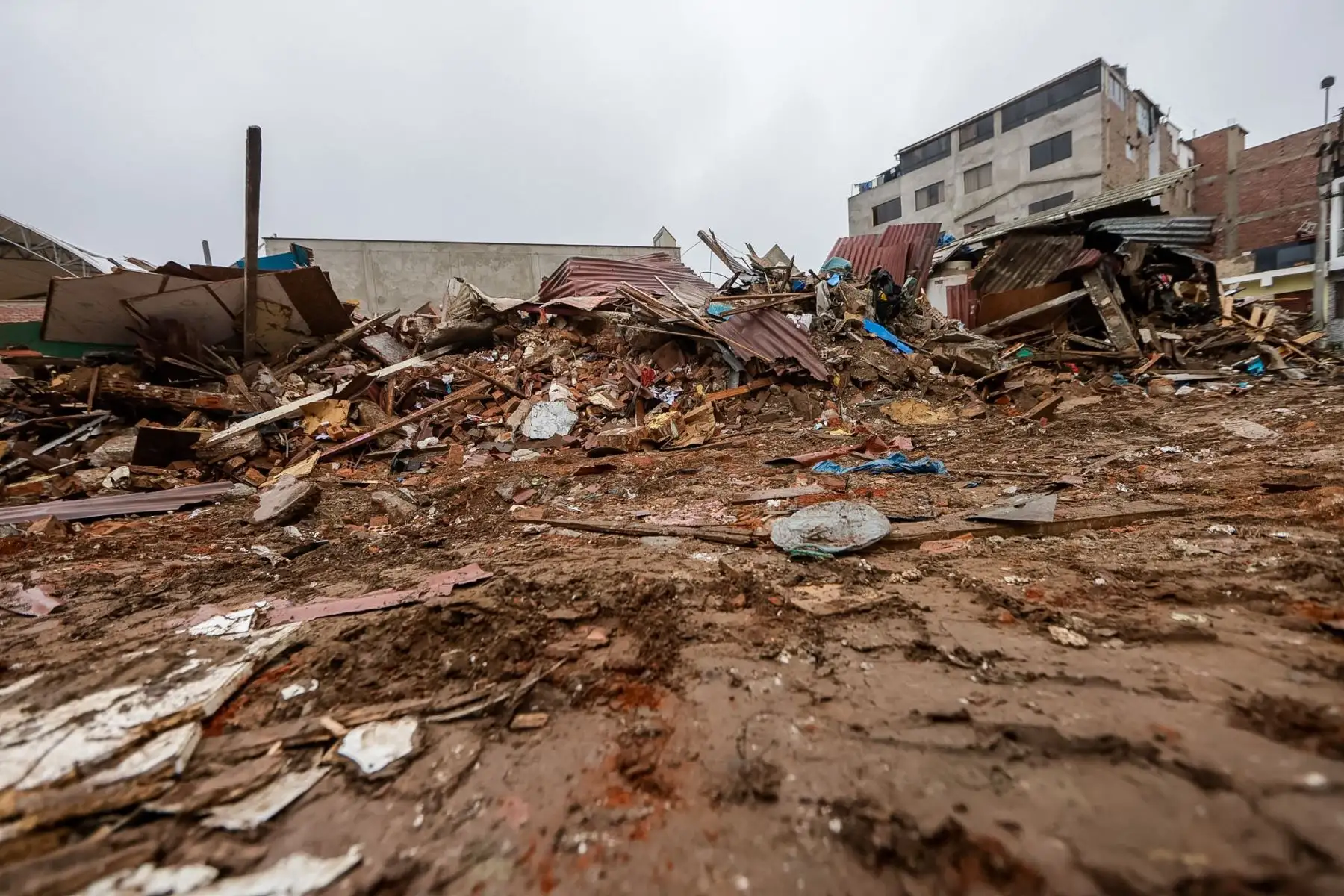 La Municipalidad de Surco recuperó un espacio público de aproximadamente 920 m² que había sido ocupado ilegalmente por 12 infractores. Pese a las notificaciones y plazos otorgados para la demolición voluntaria, los ocupantes hicieron caso omiso a las disposiciones. Ante ello, se procedió al desalojo y demolición de las construcciones precarias. La comuna informó  que se iniciará la construcción de un parque para beneficio de los vecinos de la zona. Foto: ANDINA/Luis Iparraguirre