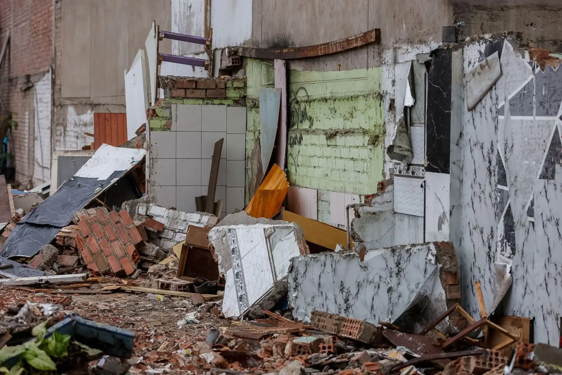La Municipalidad de Surco recuperó un espacio público de aproximadamente 920 m² que había sido ocupado ilegalmente por 12 infractores. Pese a las notificaciones y plazos otorgados para la demolición voluntaria, los ocupantes hicieron caso omiso a las disposiciones. Ante ello, se procedió al desalojo y demolición de las construcciones precarias. La comuna informó  que se iniciará la construcción de un parque para beneficio de los vecinos de la zona. Foto: ANDINA/Luis Iparraguirre