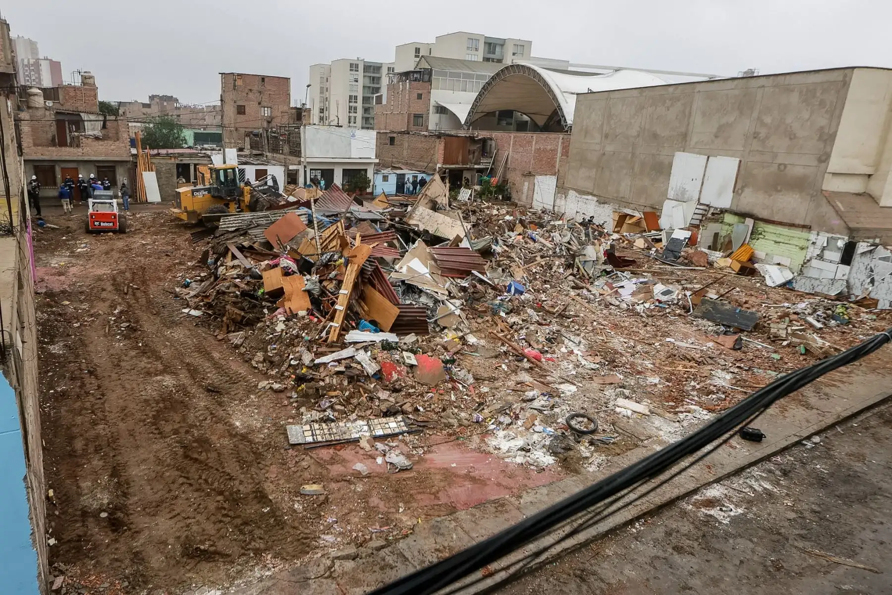 La Municipalidad de Surco recuperó un espacio público de aproximadamente 920 m² que había sido ocupado ilegalmente por 12 infractores. Pese a las notificaciones y plazos otorgados para la demolición voluntaria, los ocupantes hicieron caso omiso a las disposiciones. Ante ello, se procedió al desalojo y demolición de las construcciones precarias. La comuna informó  que se iniciará la construcción de un parque para beneficio de los vecinos de la zona. Foto: ANDINA/Luis Iparraguirre