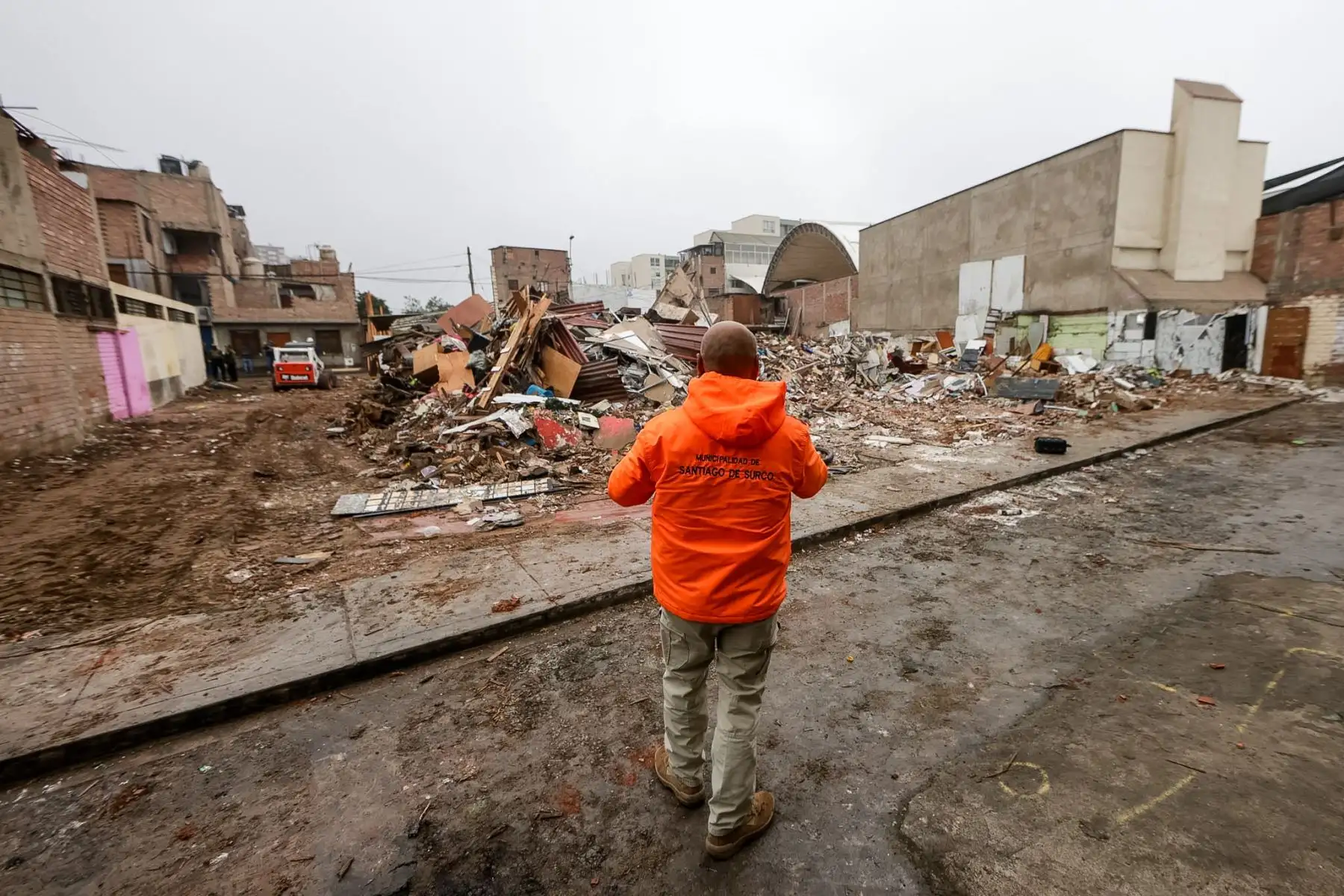 La Municipalidad de Surco recuperó un espacio público de aproximadamente 920 m² que había sido ocupado ilegalmente por 12 infractores. Pese a las notificaciones y plazos otorgados para la demolición voluntaria, los ocupantes hicieron caso omiso a las disposiciones. Ante ello, se procedió al desalojo y demolición de las construcciones precarias. La comuna informó  que se iniciará la construcción de un parque para beneficio de los vecinos de la zona. Foto: ANDINA/Luis Iparraguirre
