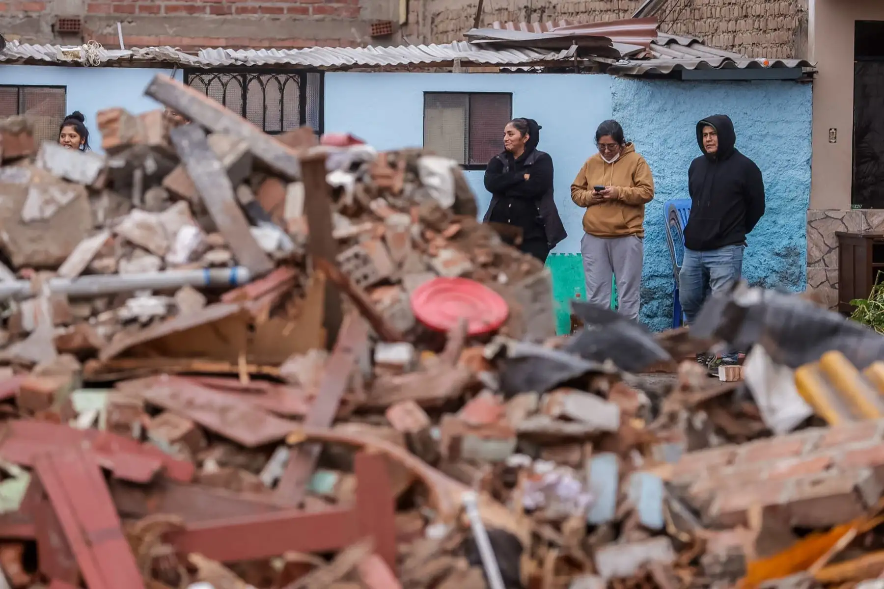 La Municipalidad de Surco recuperó un espacio público de aproximadamente 920 m² que había sido ocupado ilegalmente por 12 infractores. Pese a las notificaciones y plazos otorgados para la demolición voluntaria, los ocupantes hicieron caso omiso a las disposiciones. Ante ello, se procedió al desalojo y demolición de las construcciones precarias. La comuna informó  que se iniciará la construcción de un parque para beneficio de los vecinos de la zona. Foto: ANDINA/Luis Iparraguirre
