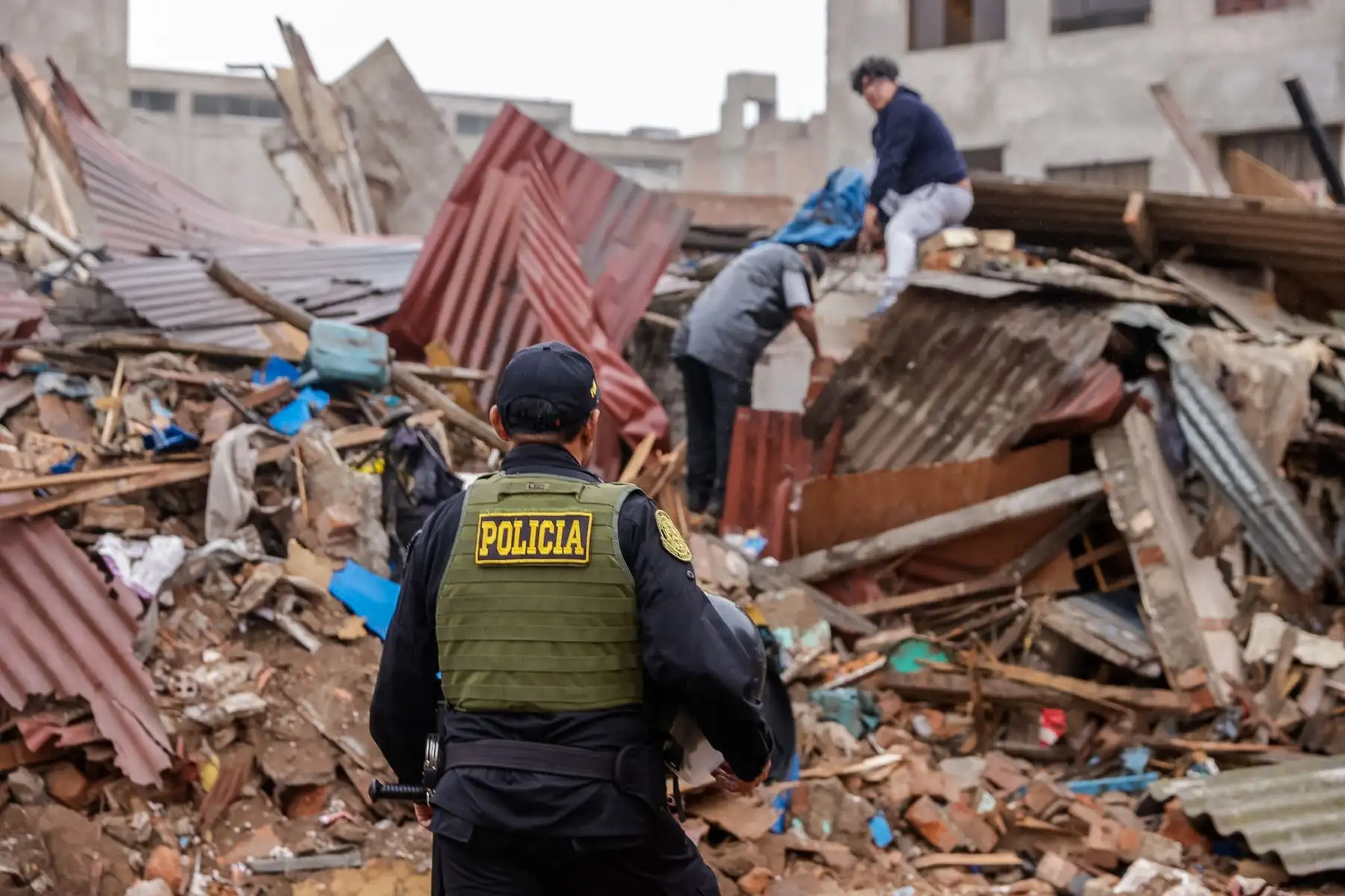 La Municipalidad de Surco recuperó un espacio público de aproximadamente 920 m² que había sido ocupado ilegalmente por 12 infractores. Pese a las notificaciones y plazos otorgados para la demolición voluntaria, los ocupantes hicieron caso omiso a las disposiciones. Ante ello, se procedió al desalojo y demolición de las construcciones precarias. La comuna informó  que se iniciará la construcción de un parque para beneficio de los vecinos de la zona. Foto: ANDINA/Luis Iparraguirre