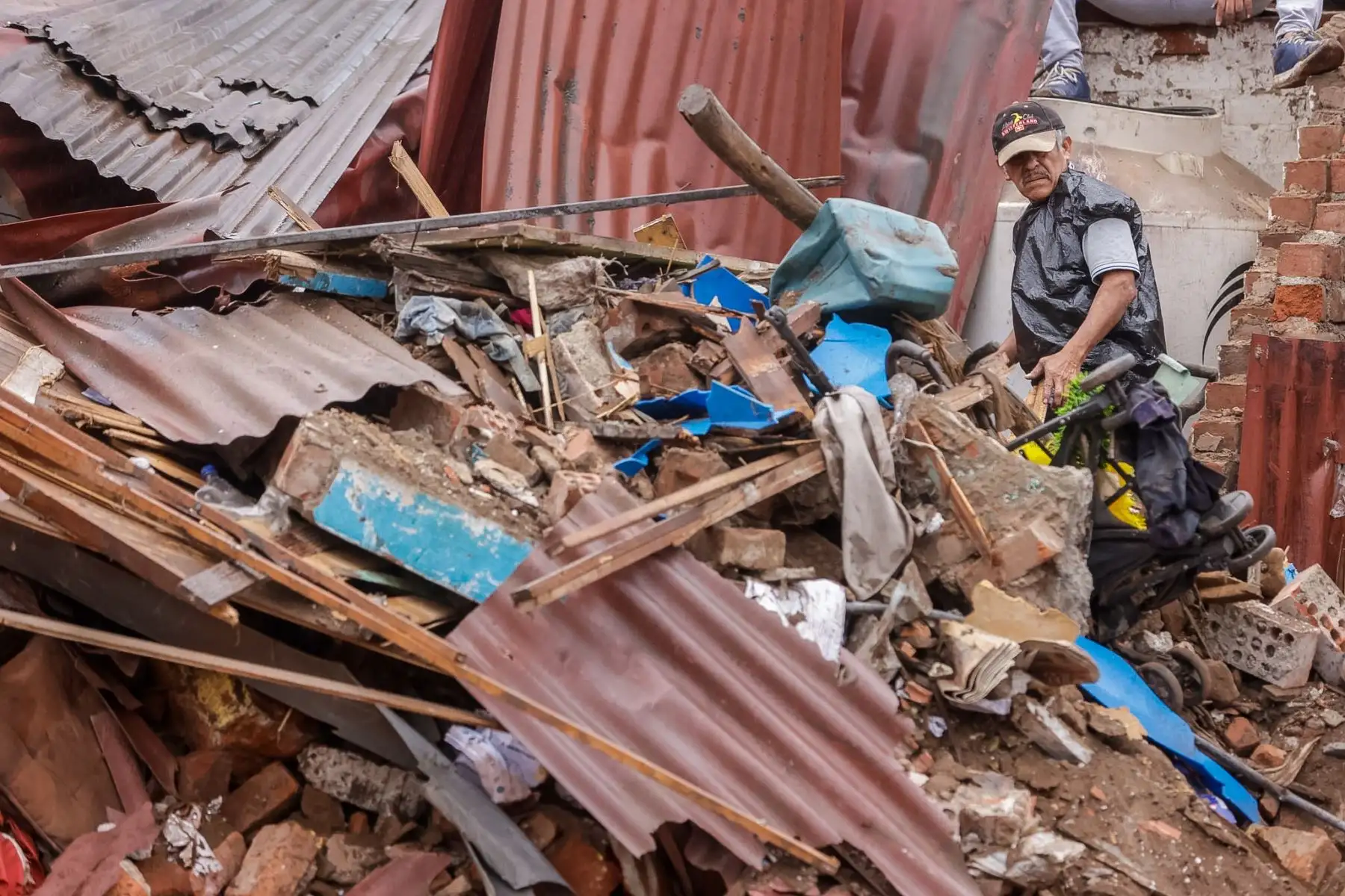 La Municipalidad de Surco recuperó un espacio público de aproximadamente 920 m² que había sido ocupado ilegalmente por 12 infractores. Pese a las notificaciones y plazos otorgados para la demolición voluntaria, los ocupantes hicieron caso omiso a las disposiciones. Ante ello, se procedió al desalojo y demolición de las construcciones precarias. La comuna informó  que se iniciará la construcción de un parque para beneficio de los vecinos de la zona. Foto: ANDINA/Luis Iparraguirre