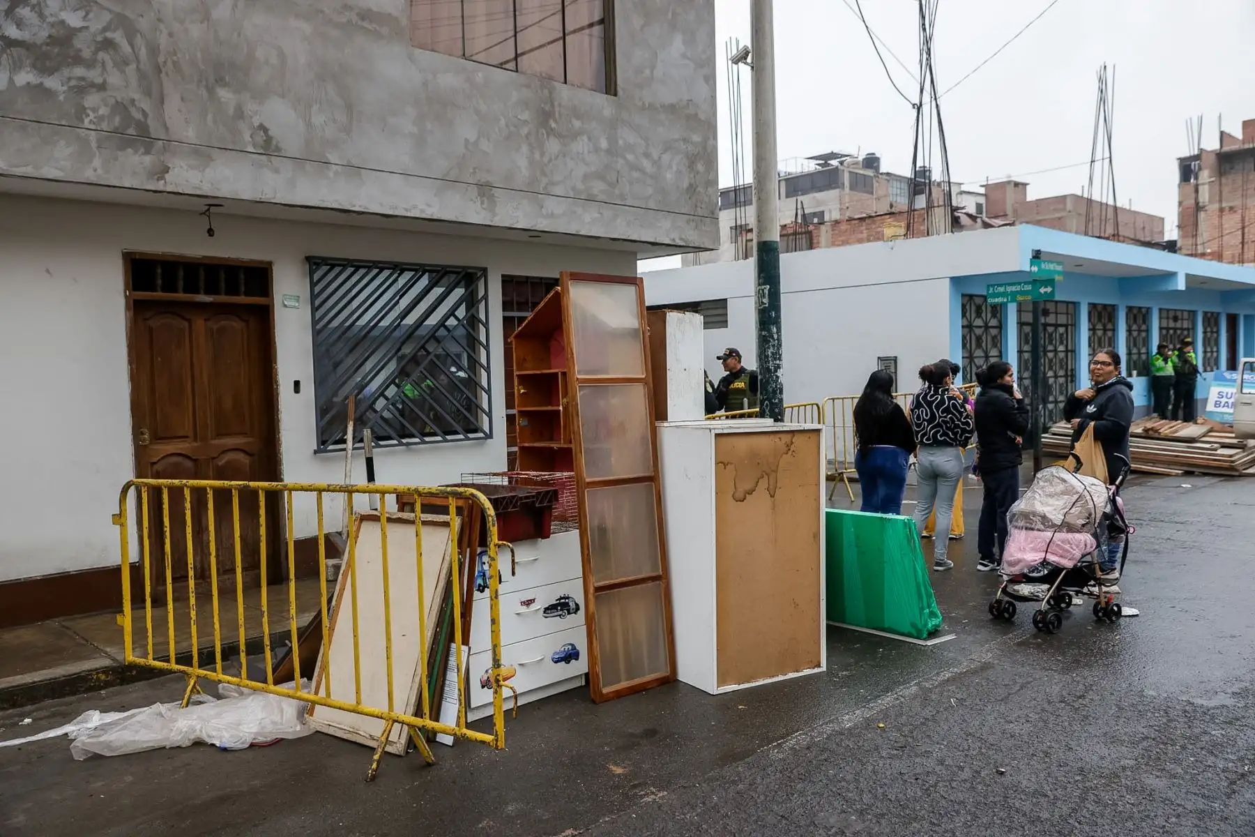 La Municipalidad de Surco recuperó un espacio público de aproximadamente 920 m² que había sido ocupado ilegalmente por 12 infractores. Pese a las notificaciones y plazos otorgados para la demolición voluntaria, los ocupantes hicieron caso omiso a las disposiciones. Ante ello, se procedió al desalojo y demolición de las construcciones precarias. La comuna informó  que se iniciará la construcción de un parque para beneficio de los vecinos de la zona. Foto: ANDINA/Luis Iparraguirre