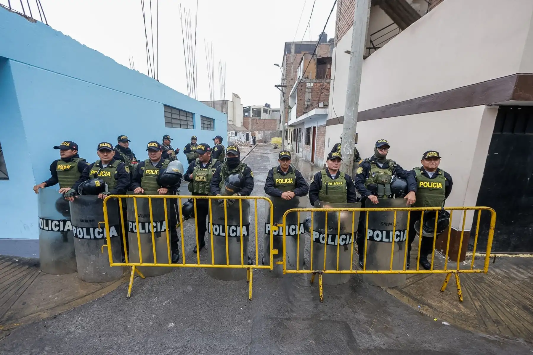 La Municipalidad de Surco recuperó un espacio público de aproximadamente 920 m² que había sido ocupado ilegalmente por 12 infractores. Pese a las notificaciones y plazos otorgados para la demolición voluntaria, los ocupantes hicieron caso omiso a las disposiciones. Ante ello, se procedió al desalojo y demolición de las construcciones precarias. La comuna informó  que se iniciará la construcción de un parque para beneficio de los vecinos de la zona. Foto: ANDINA/Luis Iparraguirre