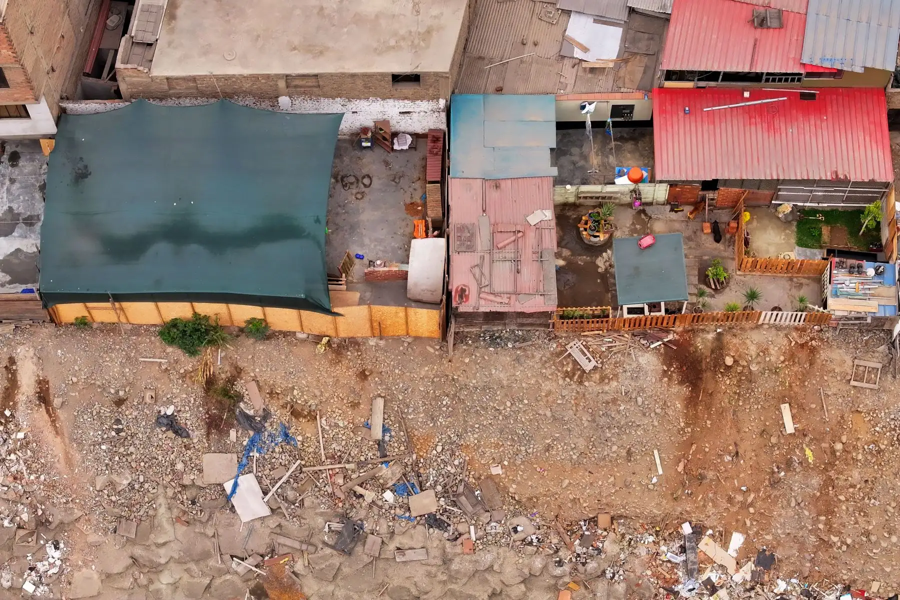 A la altura del cruce de las avenidas Morales Duárez y Universitaria en el Callao, por donde pasa el río Rímac, se observan algunas casas de material noble y precario construidas en los bordes del cause, las cuales en un eventual movimiento sísmico de gran magnitud podrían colapsar y poner en riesgo la vida de sus residentes. Foto: ANDINA/Daniel Bracamonte