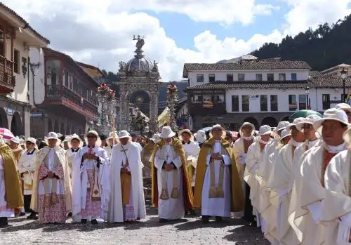 Una impresionante demostración de fe y tradición cultural se vivió en Cusco durante la procesión del Corpus Christi y las 15 imágenes de santos y vírgenes en la plaza Mayor de la Ciudad Imperial. ANDINA/Percy Hurtado Santillán
