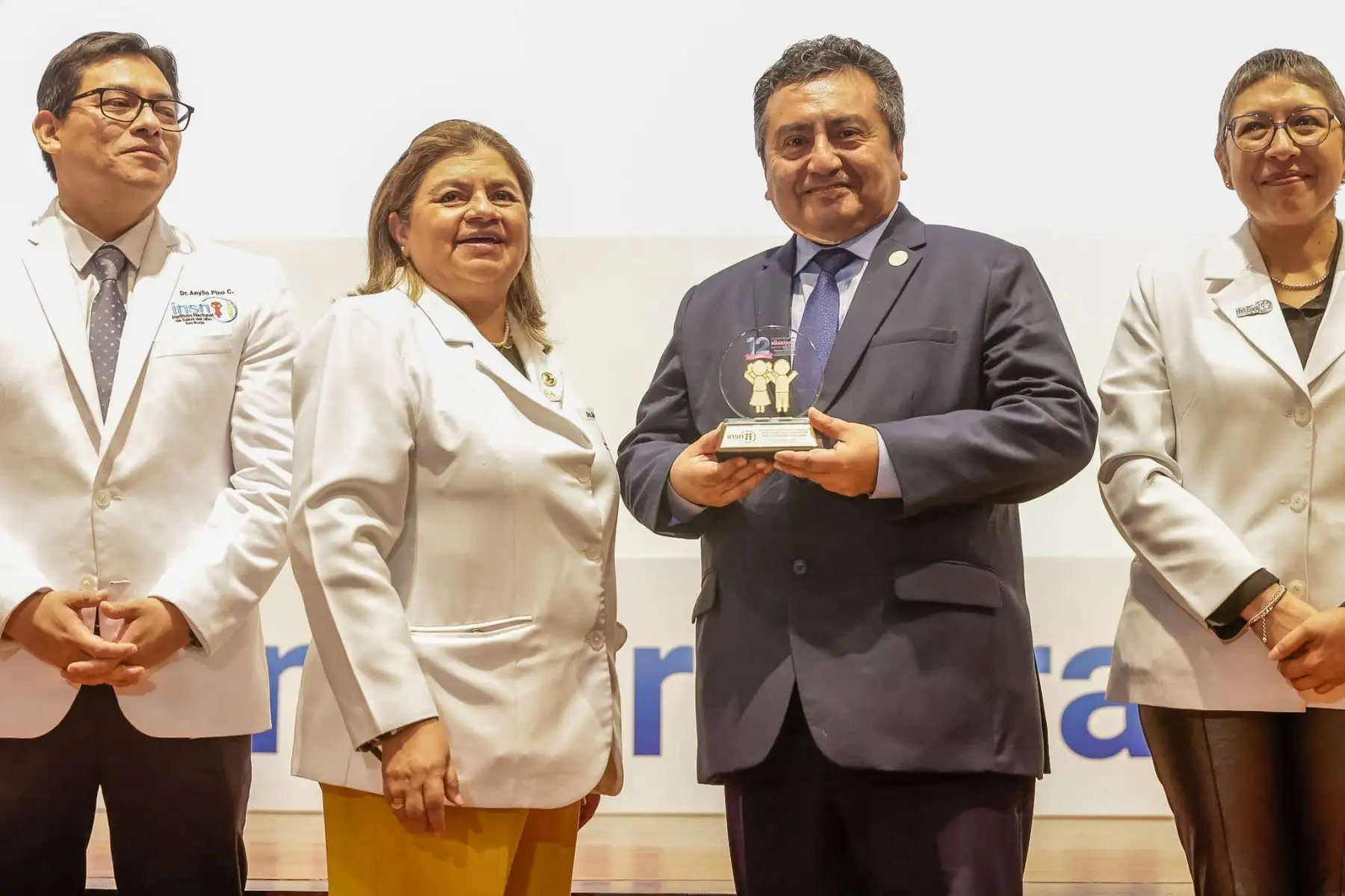 Editora Perú fue reconocida por el INSN San Borja por su valioso apoyo a la salud infantil. Félix Paz, gerente general de Editora Perú y director de la Agencia Andina y El Peruano, recibió el reconocimiento en representación de la institución durante la ceremonia. Foto: ANDINA/Luis Iparraguirre