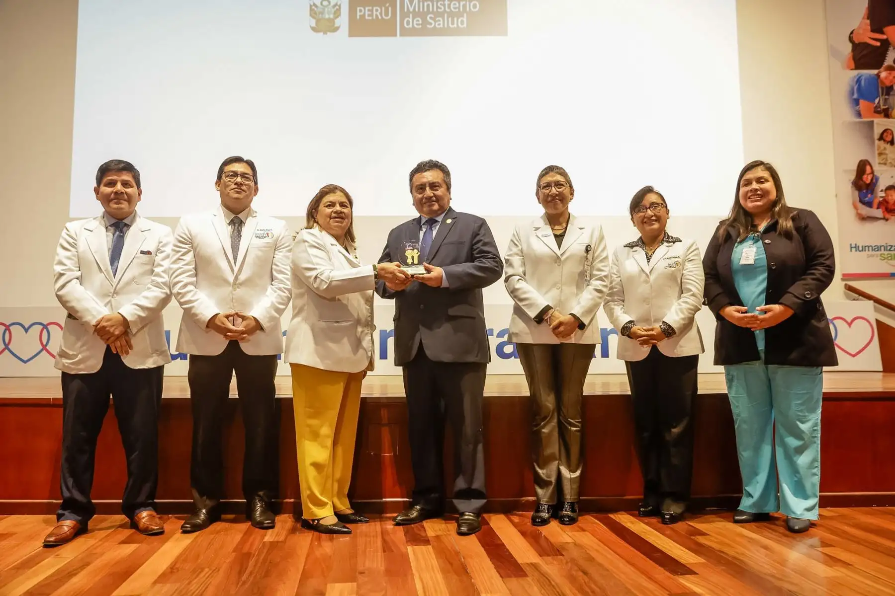 Editora Perú fue reconocida por el INSN San Borja por su valioso apoyo a la salud infantil. Félix Paz, gerente general de Editora Perú y director de la Agencia Andina y El Peruano, recibió el reconocimiento en representación de la institución durante la ceremonia. Foto: ANDINA/Luis Iparraguirre