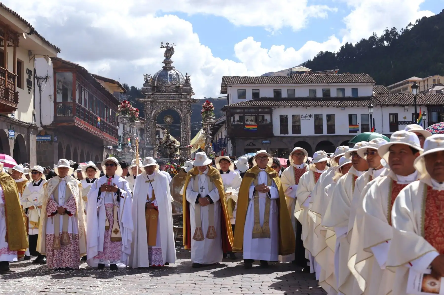 El fervor y la tradición del Corpus Christi llegó a su máxima expresión con la misa en el atrio de la Catedral del Cusco, desde donde el clero cusqueño ofreció la ceremonia sobre la importancia del Cuerpo de Cristo y su significado para la comunidad católica. Foto: Percy Hurtado