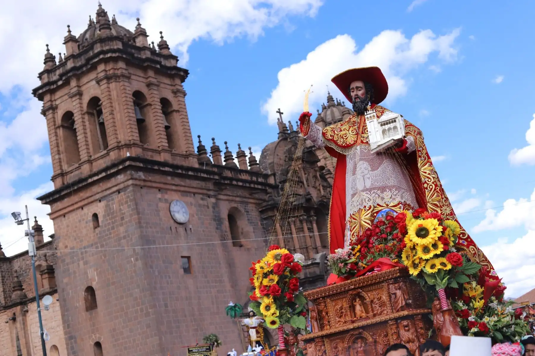 El tradicional Corpus Christi Cusqueño, actividad religiosa que se desarrolla desde tiempos remotos, aglomeró en su última versión a miles de cusqueños y visitantes que se dieron cita a la plaza mayor de la ciudad del Cusco. Foto: Percy Hurtado