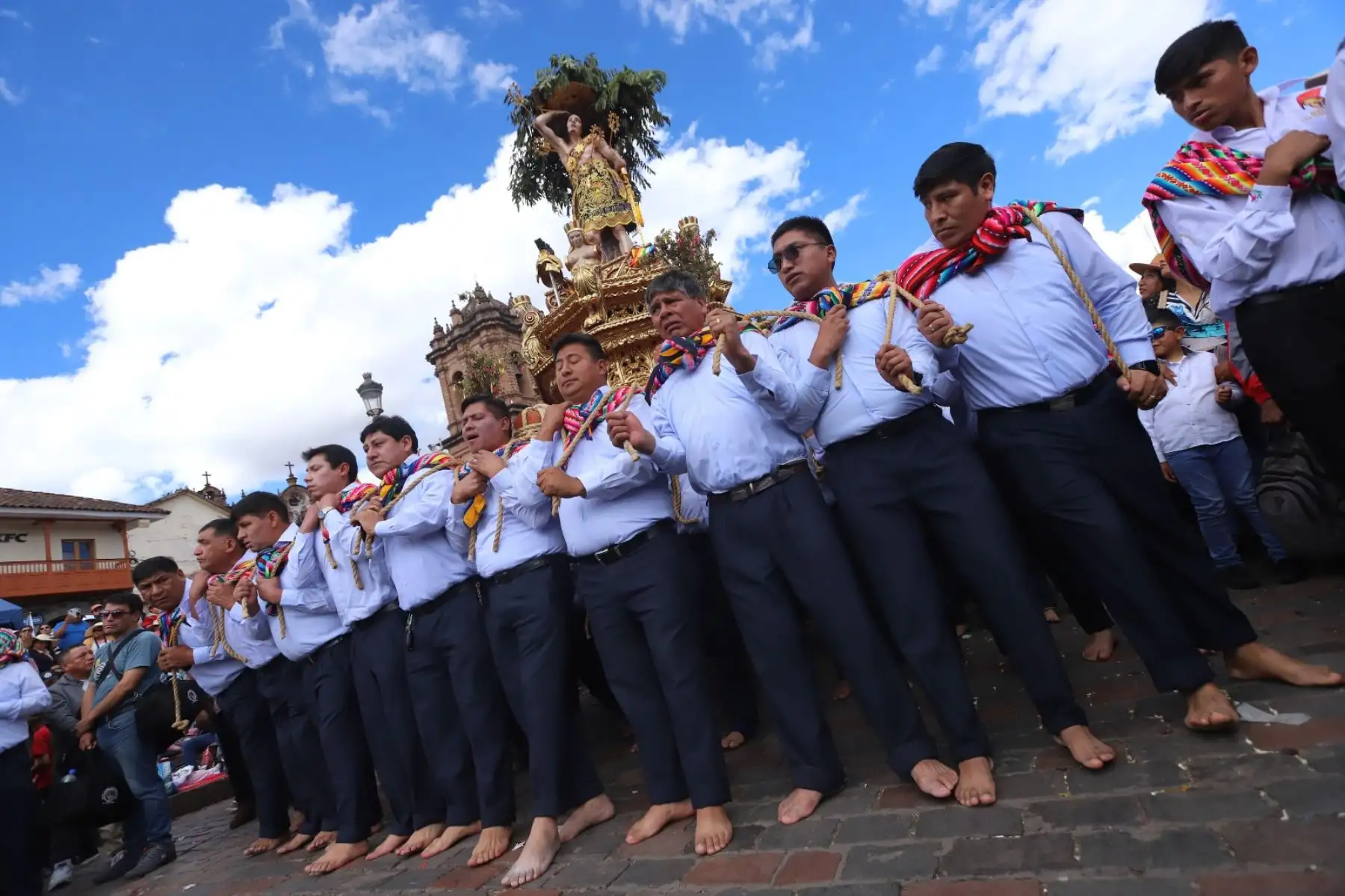 El Corpus Christi Cusqueño comenzó el miércoles 18 con la “Entrada”. Las vírgenes y santos llegaron en andas, con sus mayordomos, danzas y músicos desde sus templos coloniales hasta la Basílica Catedral. Las calles del centro histórico del Cusco y avenidas principales lucieron color y alegría. Foto: Percy Hurtado