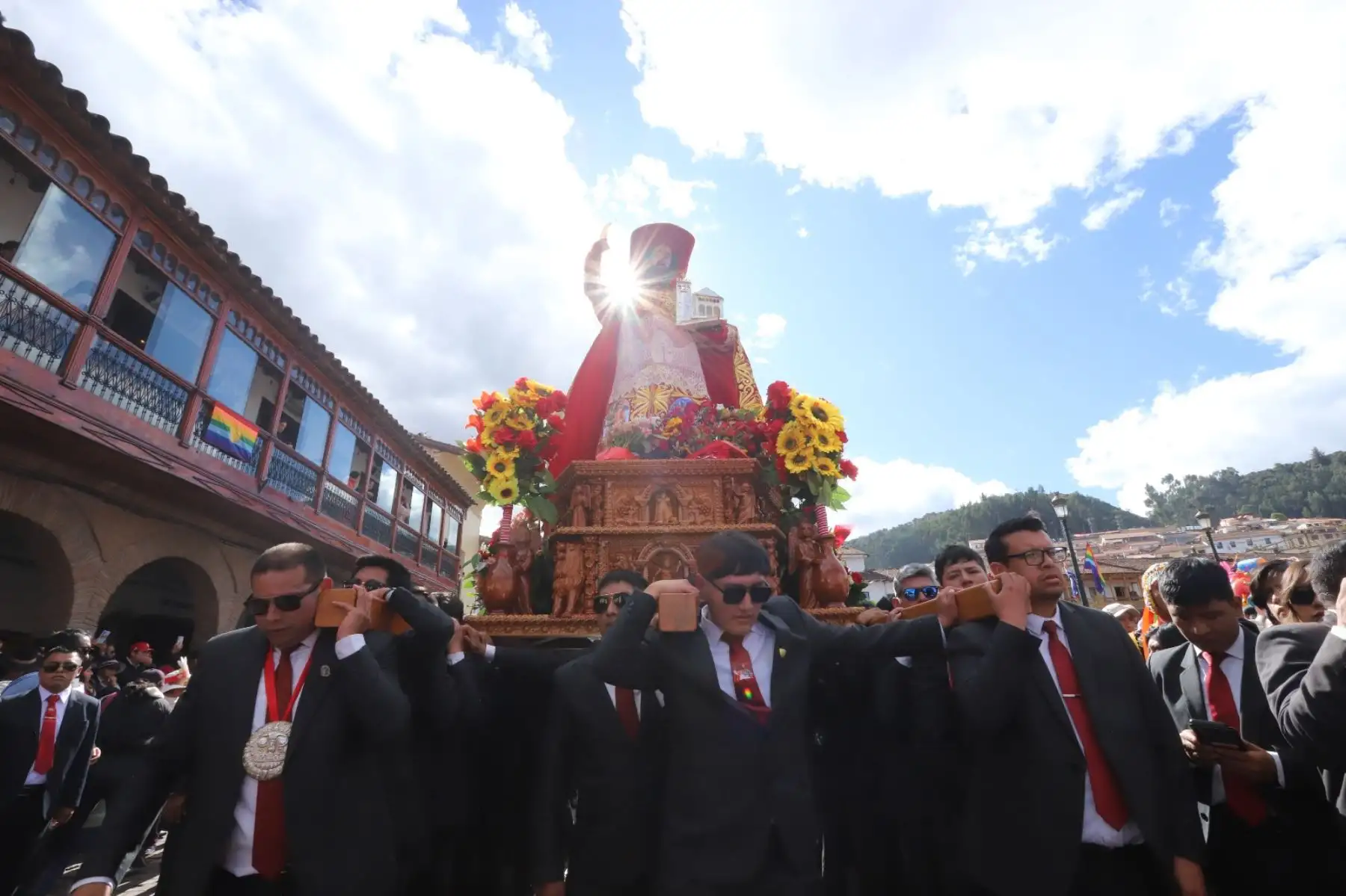 El tradicional Corpus Christi Cusqueño, actividad religiosa que se desarrolla desde tiempos remotos, aglomeró en su última versión a miles de cusqueños y visitantes que se dieron cita a la plaza mayor de la ciudad del Cusco. Foto: Percy Hurtado