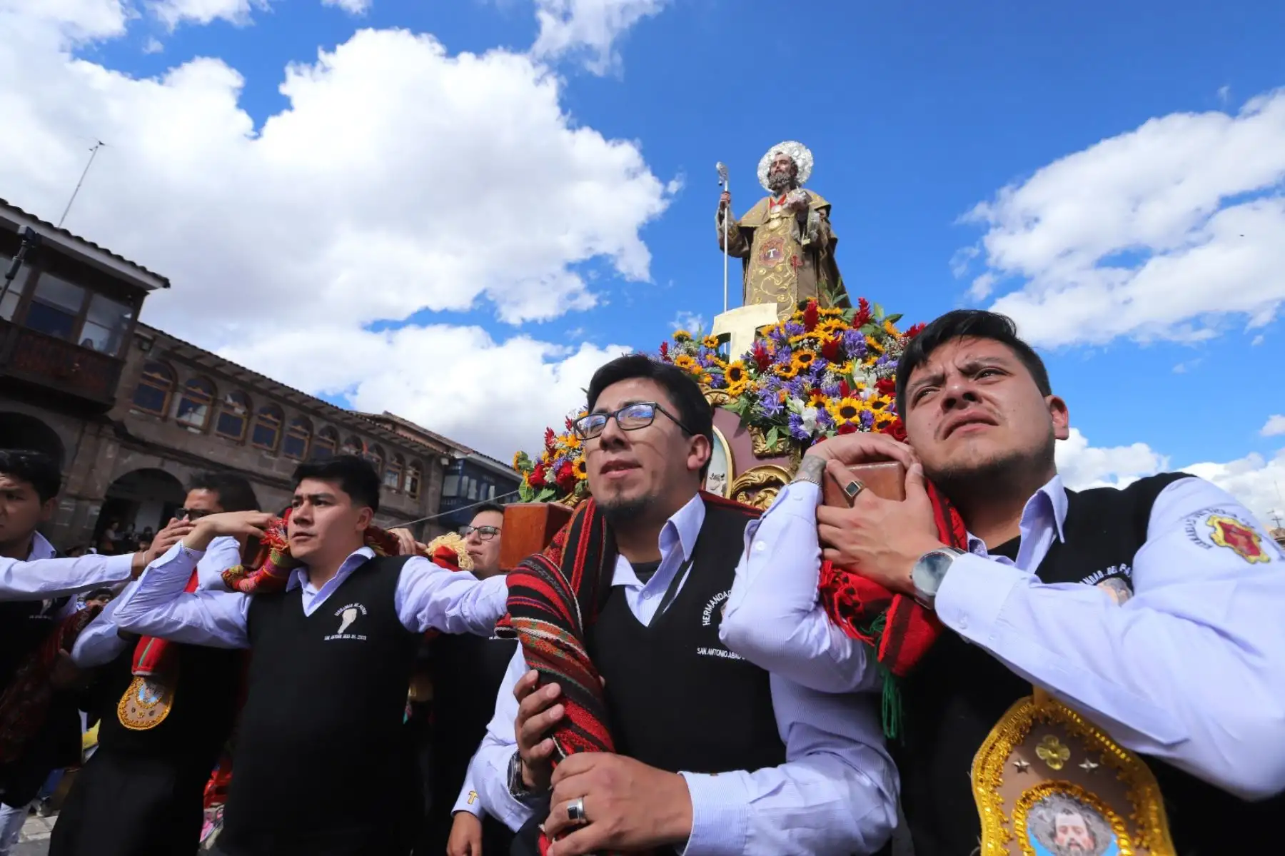 Durante el Corpus Christi Cusqueño, la feligresía católica participó de una misa presidida por monseñor Richard Alarcón Urrutia, arzobispo de Cusco, luego la procesión de la carroza de plata con el santísimo sacramento y finalmente una nutrida procesión con quince imágenes que terminó en horas de la noche. Foto: Percy Hurtado
