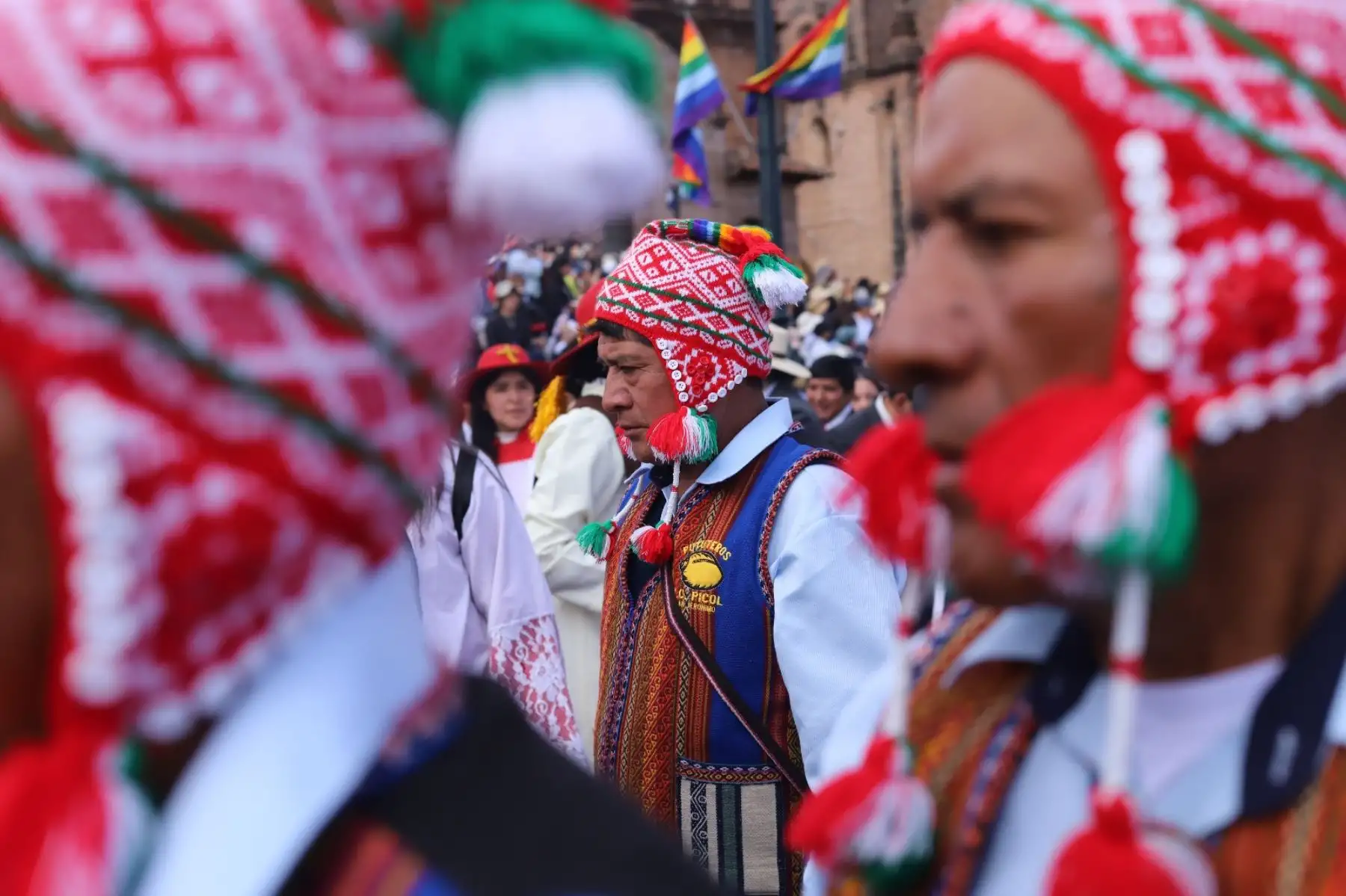 El Corpus Christi Cusqueño comenzó el miércoles 18 con la “Entrada”. Las vírgenes y santos llegaron en andas, con sus mayordomos, danzas y músicos desde sus templos coloniales hasta la Basílica Catedral. Las calles del centro histórico del Cusco y avenidas principales lucieron color y alegría. Foto: Percy Hurtado
