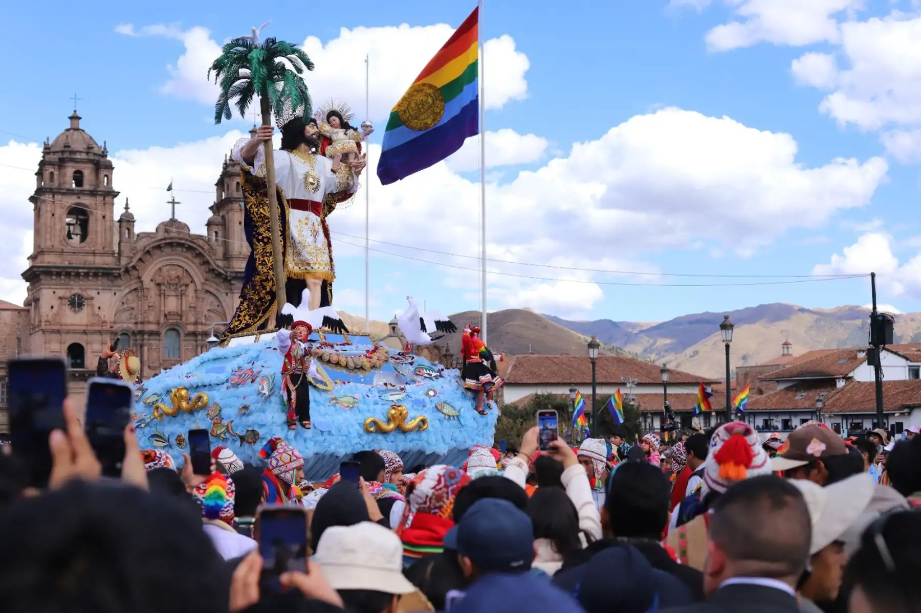 Durante el Corpus Christi Cusqueño, la feligresía católica participó de una misa presidida por monseñor Richard Alarcón Urrutia, arzobispo de Cusco, luego la procesión de la carroza de plata con el santísimo sacramento y finalmente una nutrida procesión con quince imágenes que terminó en horas de la noche. Foto: Percy Hurtado