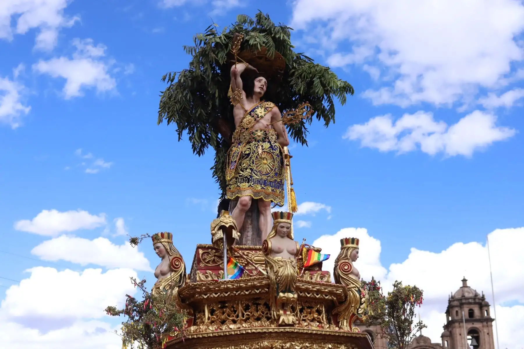 Durante el Corpus Christi Cusqueño, la feligresía católica participó de una misa presidida por monseñor Richard Alarcón Urrutia, arzobispo de Cusco, luego la procesión de la carroza de plata con el santísimo sacramento y finalmente una nutrida procesión con quince imágenes que terminó en horas de la noche. Foto: Percy Hurtado