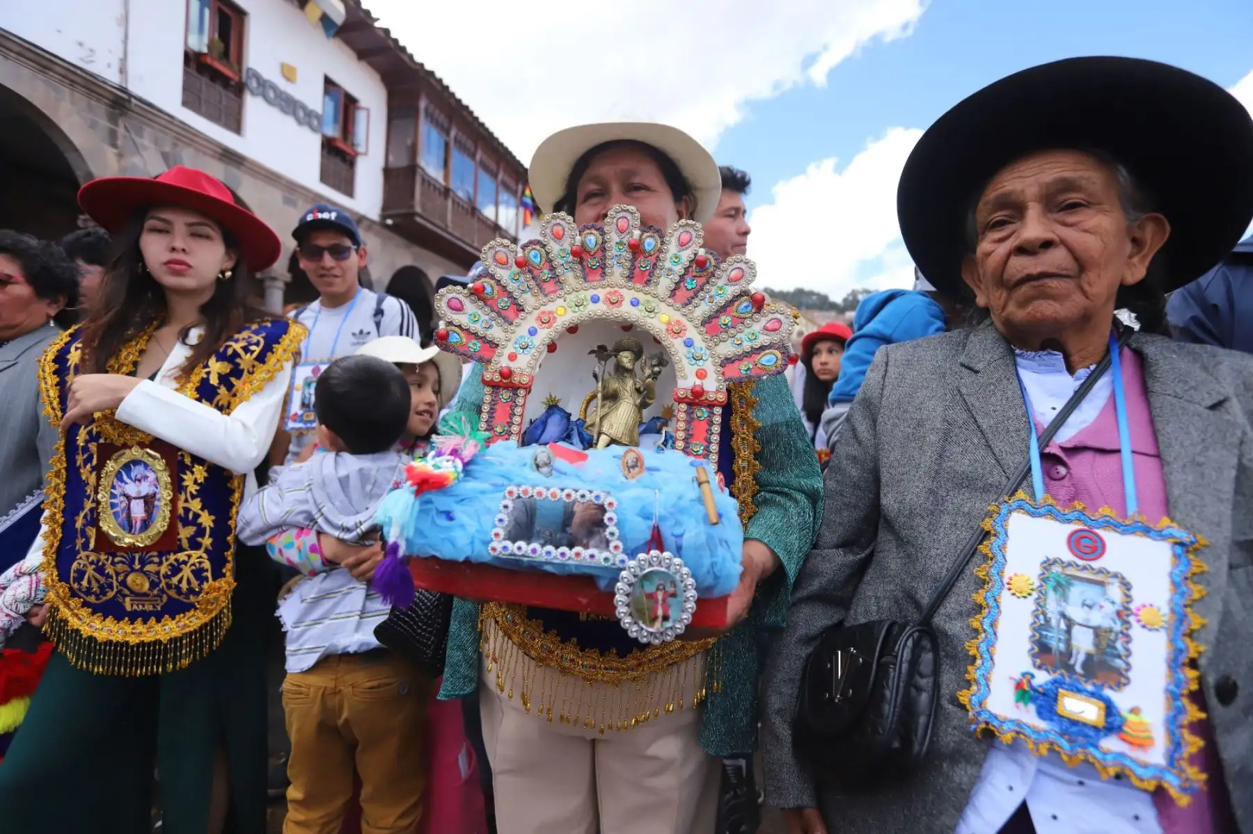 El Corpus Christi Cusqueño comenzó el miércoles 18 con la “Entrada”. Las vírgenes y santos llegaron en andas, con sus mayordomos, danzas y músicos desde sus templos coloniales hasta la Basílica Catedral. Las calles del centro histórico del Cusco y avenidas principales lucieron color y alegría. Foto: Percy Hurtado