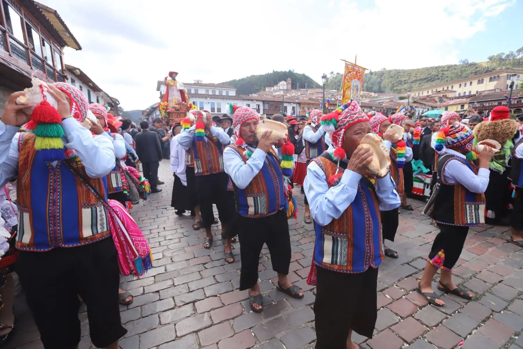 El Corpus Christi Cusqueño comenzó el miércoles 18 con la “Entrada”. Las vírgenes y santos llegaron en andas, con sus mayordomos, danzas y músicos desde sus templos coloniales hasta la Basílica Catedral. Las calles del centro histórico del Cusco y avenidas principales lucieron color y alegría. Foto: Percy Hurtado