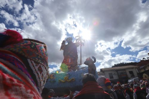 Cusco vive Corpus Christi con la procesión de vírgenes, santos y el consumo del Chiriuchu