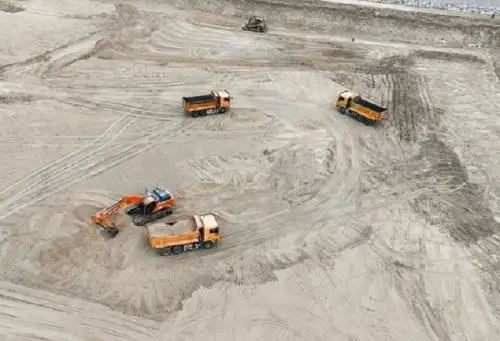 El ministro del Ambiente, Juan Carlos Castro, supervisó el avance de los trabajos de construcción del nuevo relleno sanitario de Chiclayo que beneficiará a más de 700,000 habitantes. ANDINA/Difusión