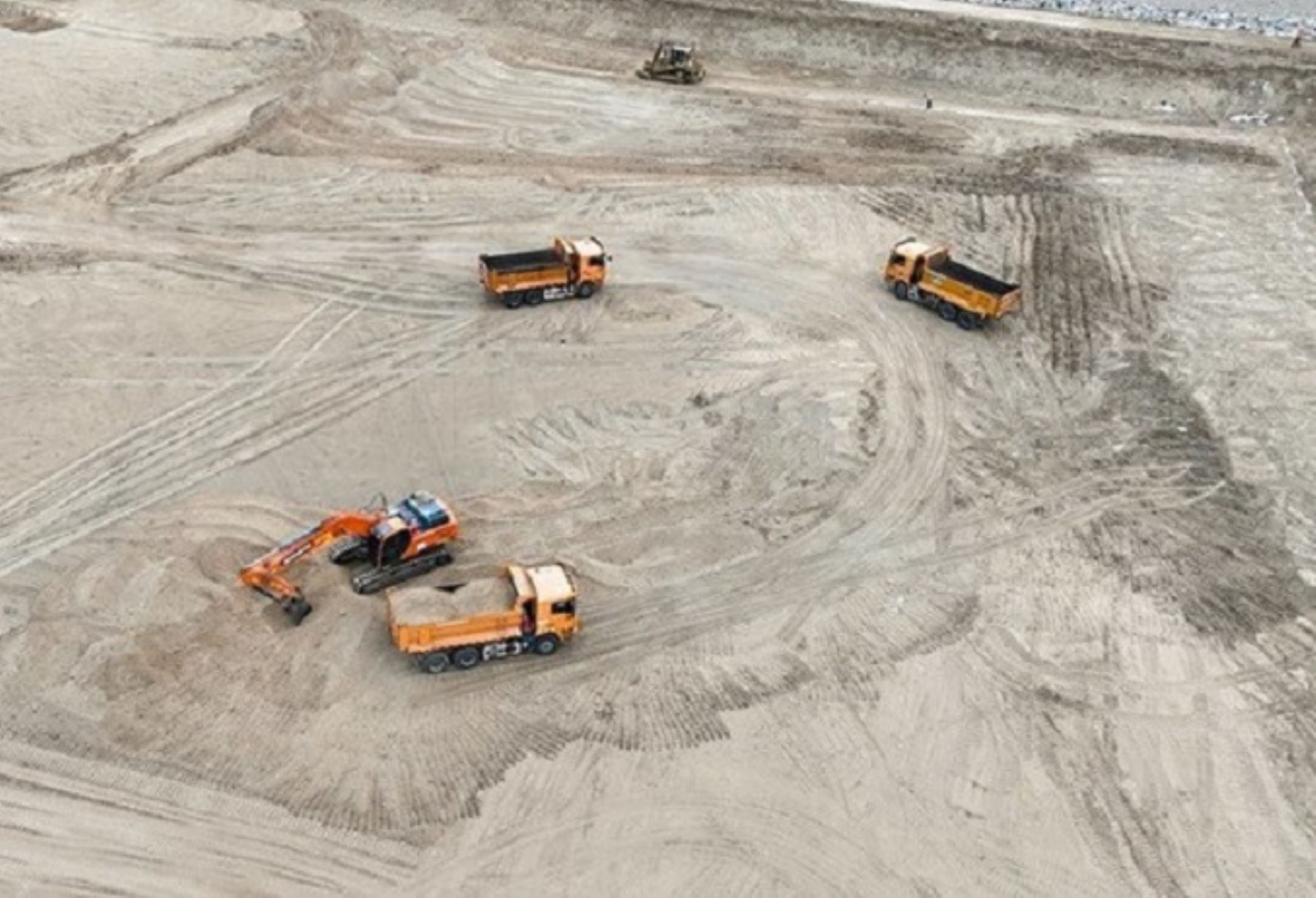 El ministro del Ambiente, Juan Carlos Castro, supervisó el avance de los trabajos de construcción del nuevo relleno sanitario de Chiclayo que beneficiará a más de 700,000 habitantes. ANDINA/Difusión