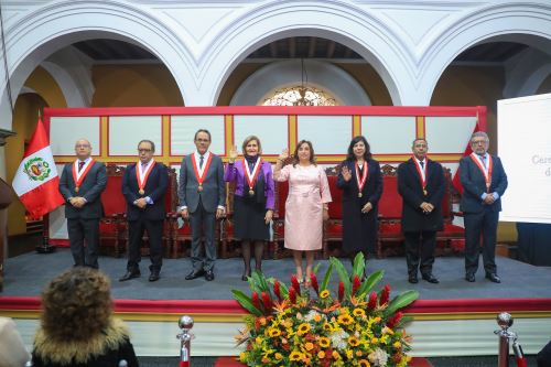 Presidenta Dina Boluarte participa en la ceremonia por el 29° aniversario del Tribunal Constitucional