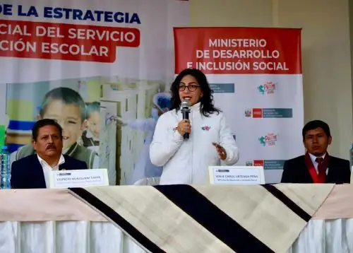 La titular del Ministerio de Desarrollo e Inclusión Social (Midis), Leslie Urteaga, lanzó en Huancavelica la Estrategia de la Veeduría Social del Servicio de Alimentación Escolar. ANDINA/Difusión