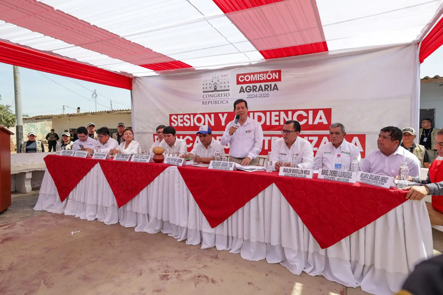 El presidente del Consejo de Ministros, Eduardo Arana, desde el centro poblado Santa Sofía, en el distrito y provincia de Sullana, en la región Piura, participó en la décimo quinta sesión extraordinaria y la décima segunda audiencia pública descentralizada de la Comisión Agraria del Congreso de la República.
 Foto:ANDINA/PCM