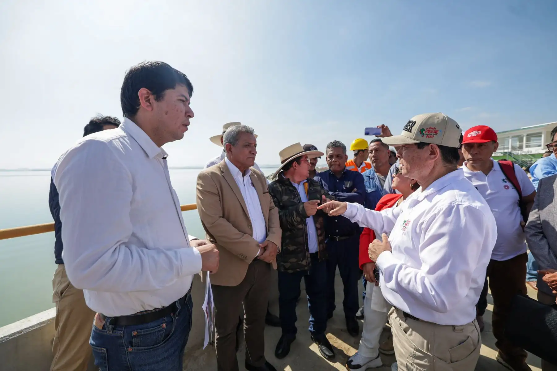El titular de la PCM inició su jornada con una reunión de trabajo con el gobernador regional de Piura y luego visitó e inspeccionó el reservorio Poechos, ubicado en el distrito de Lancones. Foto:ANDINA/PCM