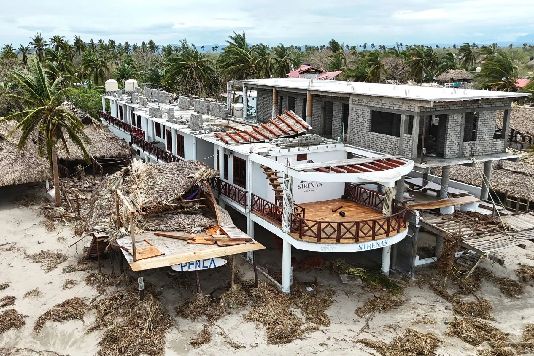 Vista aérea de los daños tras el paso del huracán Erick en Chacahua, estado de Oaxaca, México. Foto: AFP