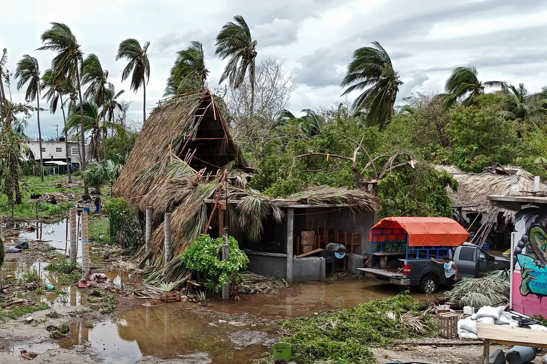 El huracán Erick se degradó el 19 de junio de 2025 a tormenta tropical mientras avanzaba por el sur de México, luego de ingresar a las costas del Pacífico del país la madrugada de hoy, donde solo dejó daños materiales, informaron las autoridades. AFP
