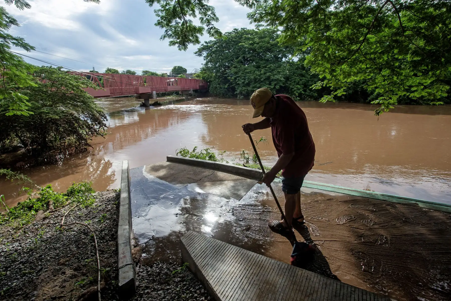 El huracán Erick cobró la vida de al menos dos personas al arrasar el sur de México, causando daños significativos a las comunidades costeras antes de debilitarse y convertirse en un sistema de baja presión. AFP