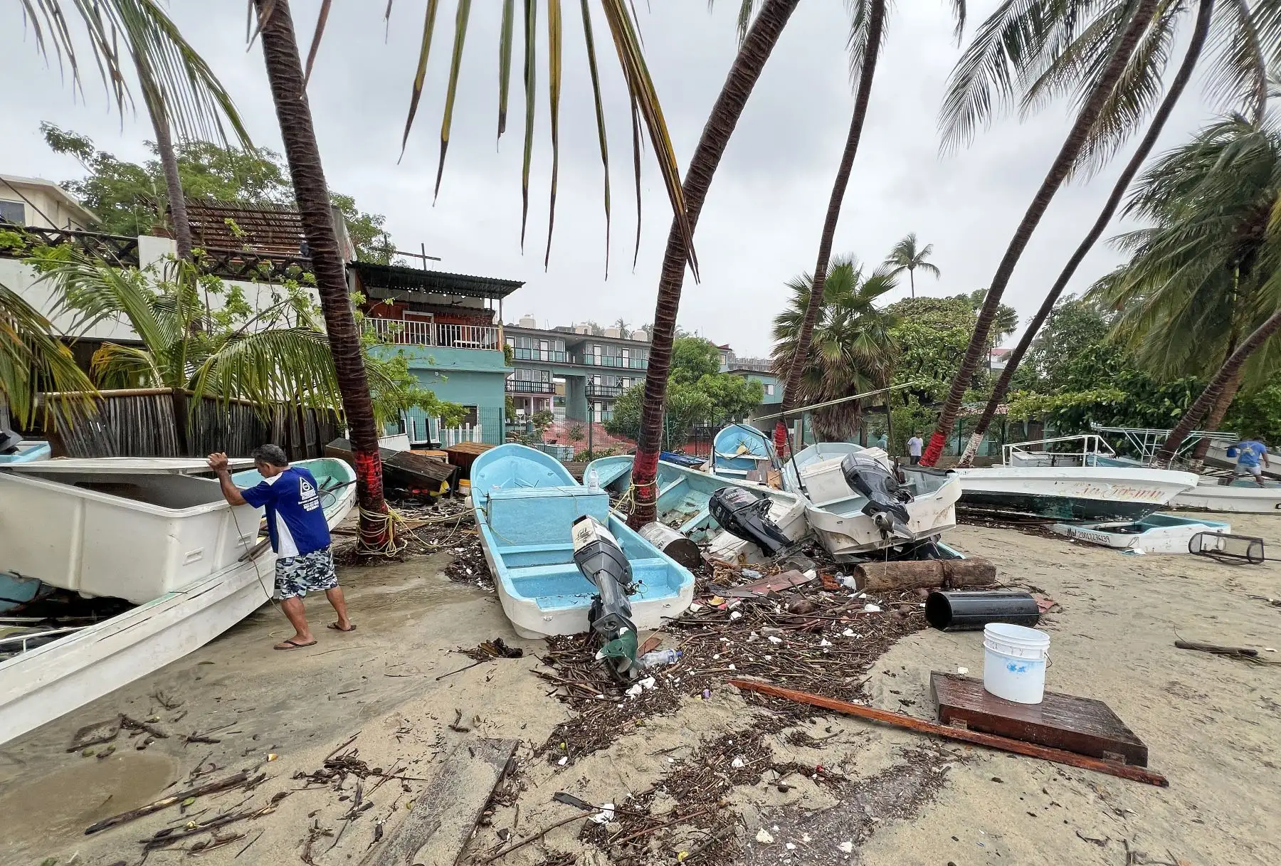 Un hombre revisa los daños tras el paso del huracán Erick en Bahía Principal, Puerto Escondido, estado de Oaxaca, México. AFP
