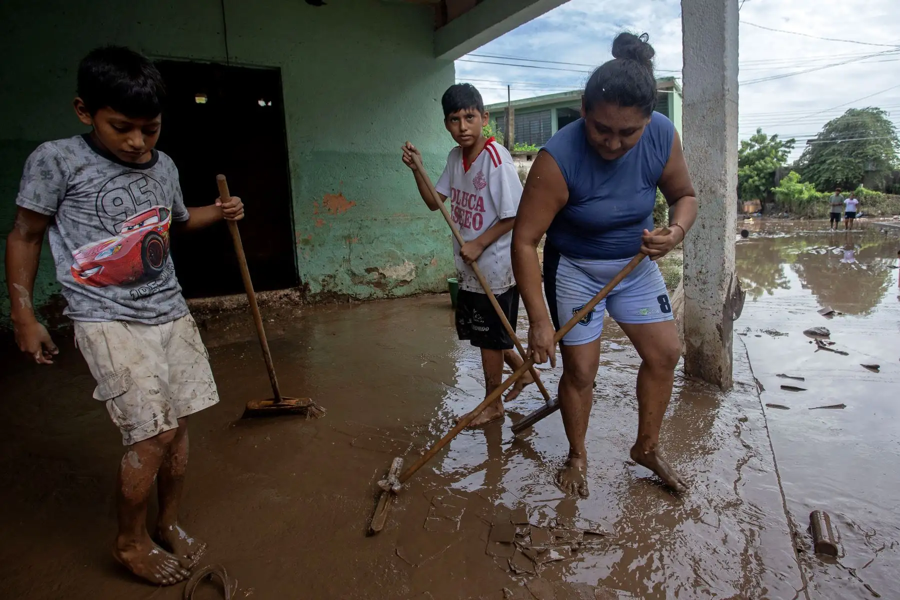 El huracán Erick mató al menos a dos personas al arrasar el sur de México causando daños significativos a las comunidades costeras antes de finalmente debilitarse a un sistema de baja presión. AFP